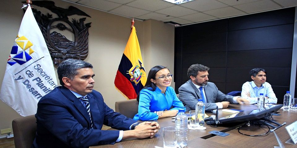 Ecuador presenta plan de reconstrucción tras terremoto