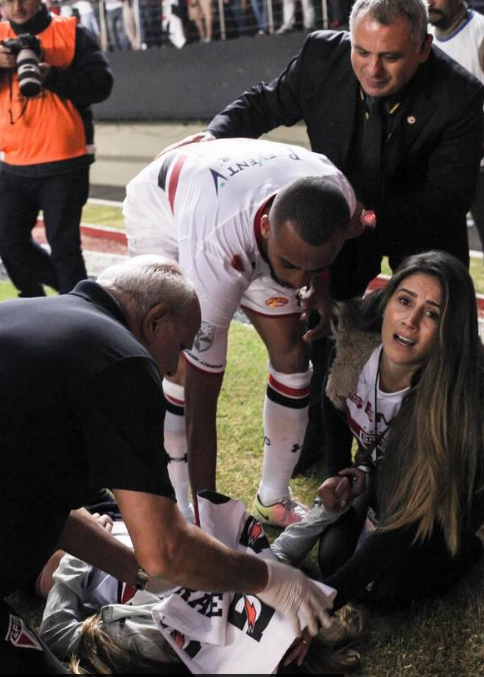 Video: aficionados caen a foso mientras festejaban un gol - sao-paulo-aficionados-accidente-2