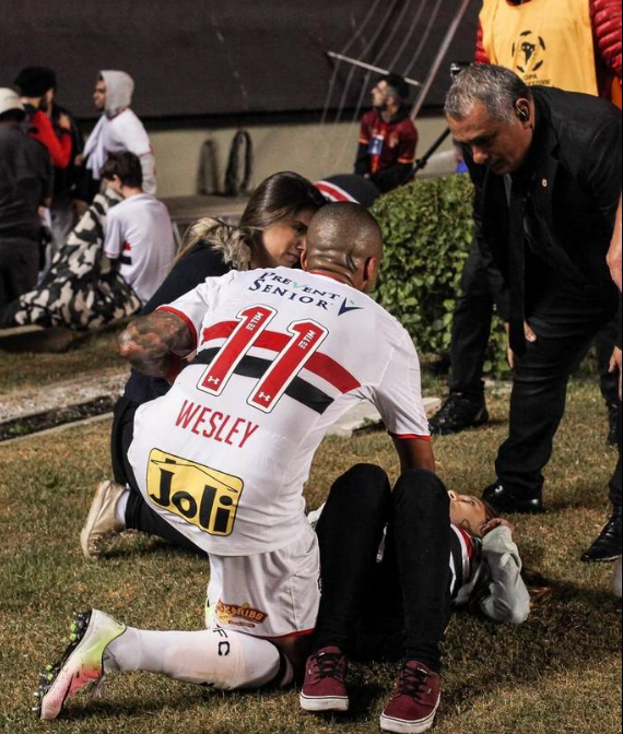 Video: aficionados caen a foso mientras festejaban un gol - sao-paulo-aficionados-accidente-3