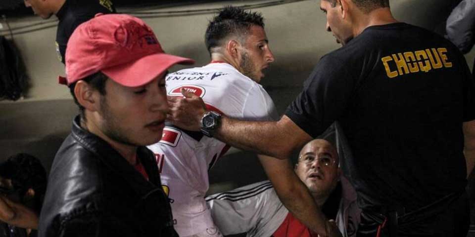 Video: aficionados caen a foso mientras festejaban un gol