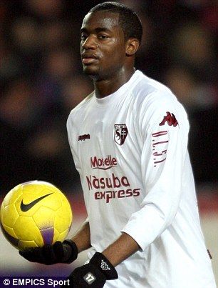El futbolista que vivió su sexto descenso en 10 años - sebastien-bassong-metz