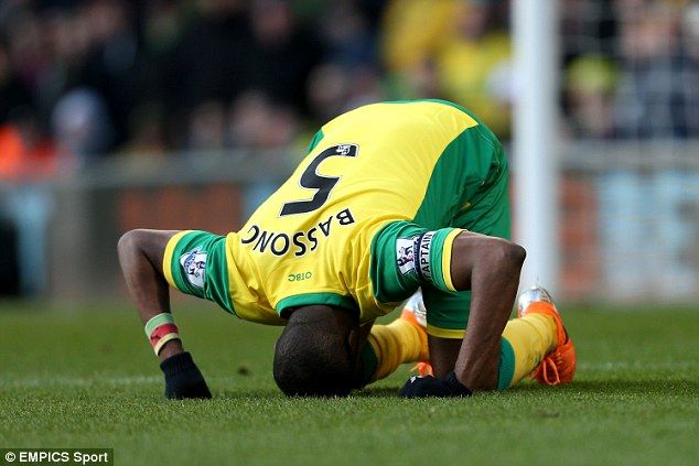 El futbolista que vivió su sexto descenso en 10 años - sebastien-bassong-norwich-2014