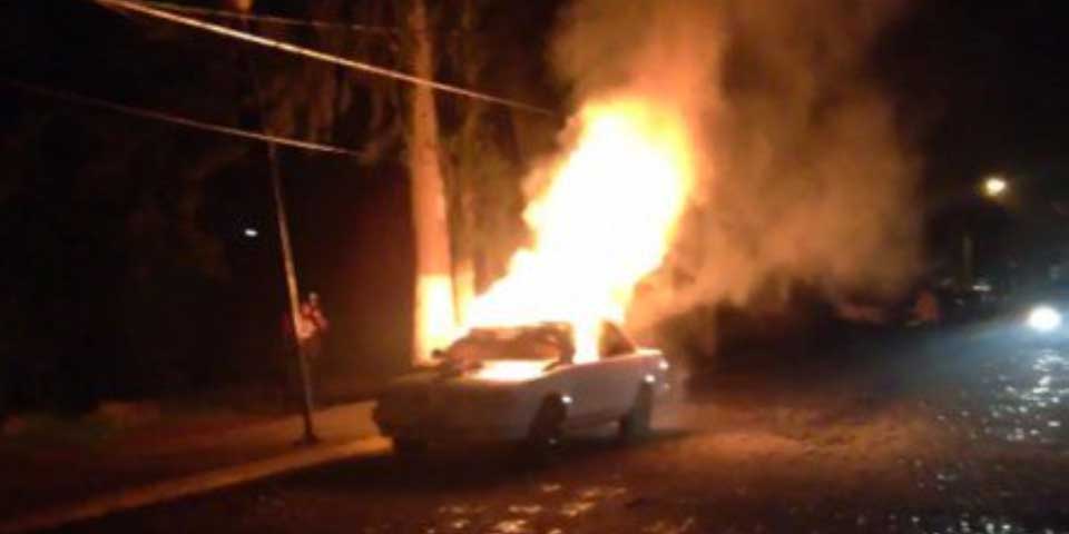 Vecinos detienen a secuestradores en Teotihuacán e incendian vehículo Vecinos detienen a secuestradores en Teotihuacán e incendian vehículo
