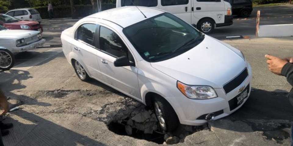 Tapan socavón causado por registro de CFE en Cuajimalpa