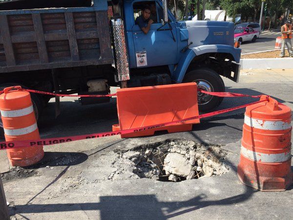 Tapan socavón causado por registro de CFE en Cuajimalpa - socavon-cuajimalpa-tapado