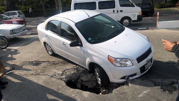 Tapan socavón causado por registro de CFE en Cuajimalpa - socavon-cuajimalpa