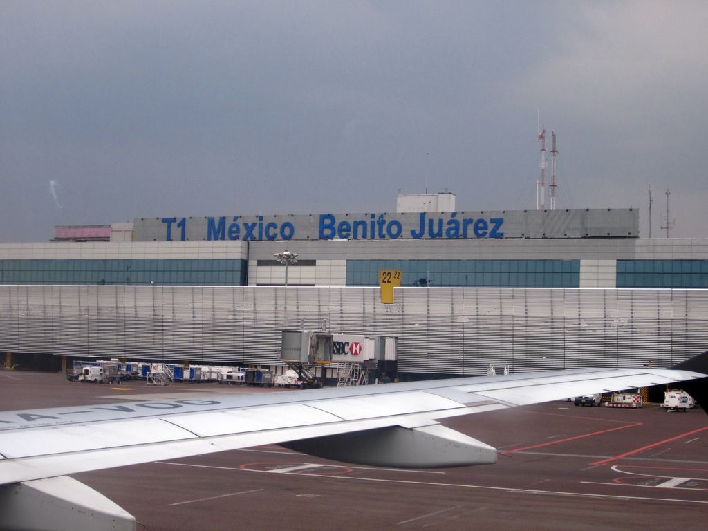 Detienen a sujeto con 50 mil dólares en el AICM - t1-Flickr