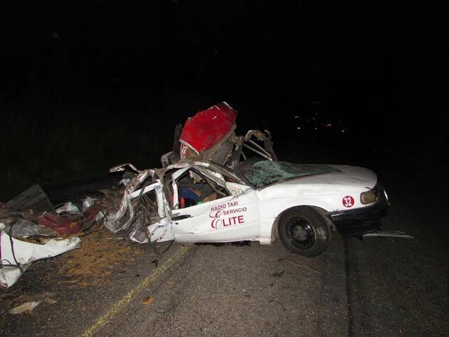 Seis muertos por choque de taxi en Michoacán