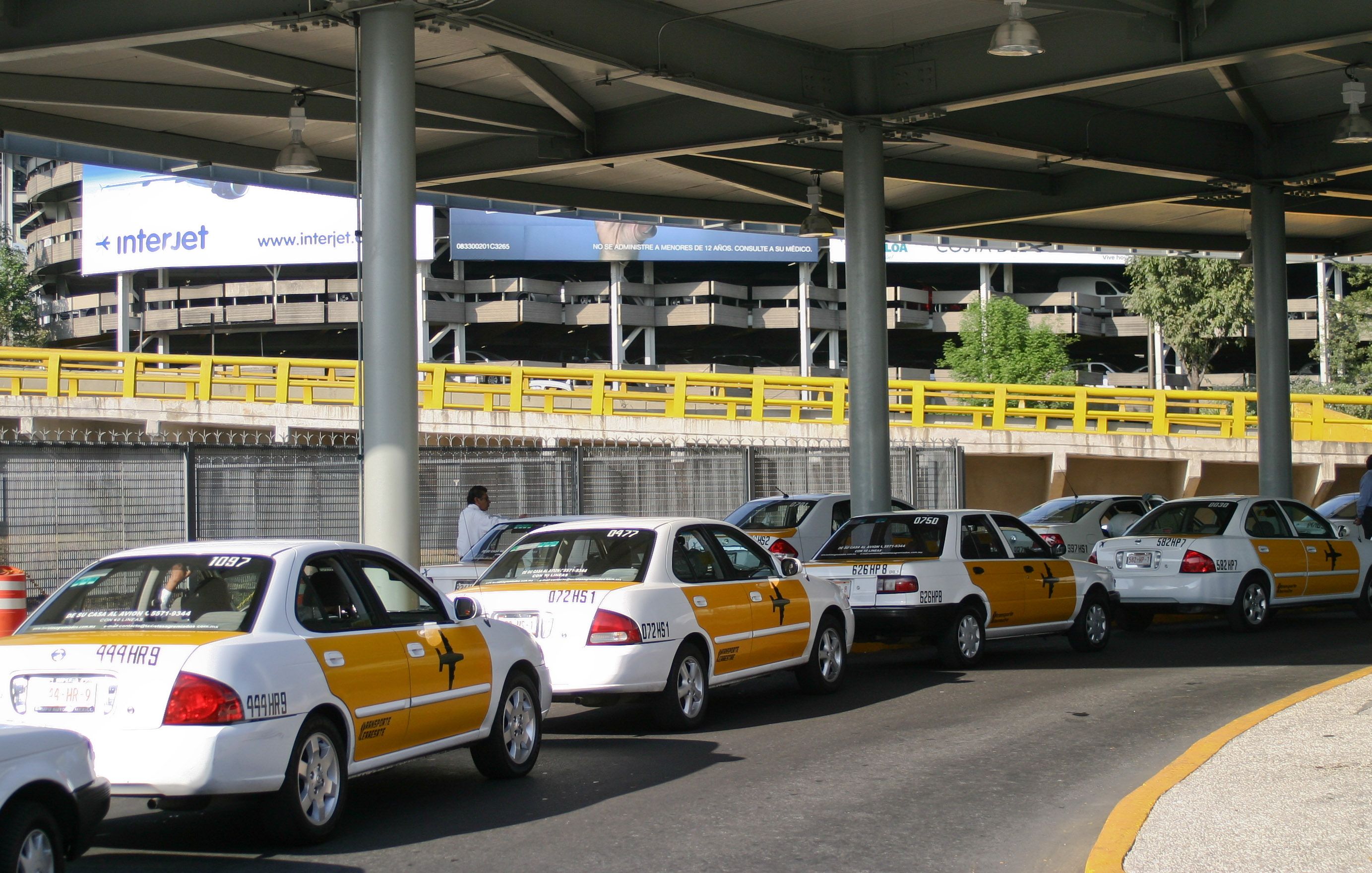 Taxi del AICM atropella y mata a peatón
