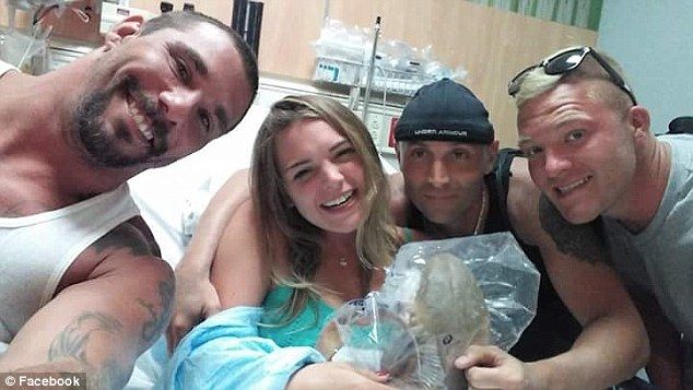 Selfie muestra alivio de mujer tras quitarle un tiburón del brazo - tiburon-nodriza-mujer