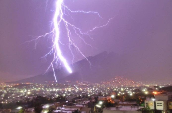 Video: tormenta eléctrica sorprende a Monterrey - tormenta-eléctrica-monterrey-16may-Mauricio-y-Oscar-Mendoza