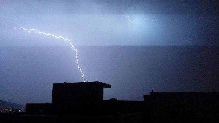 Video: tormenta eléctrica sorprende a Monterrey - tormenta-eléctrica-monterrey-16may-cobostv3