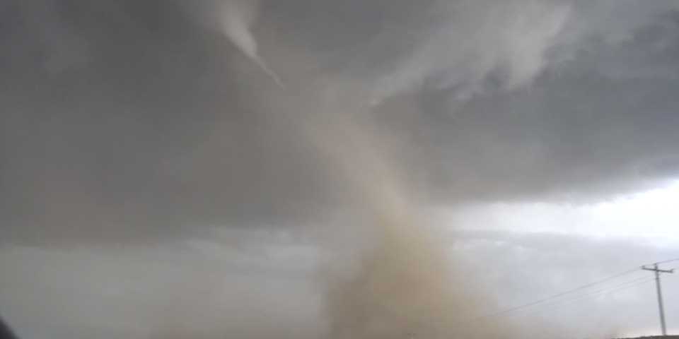 Video: tornado toca tierra a poca distancia en Colorado