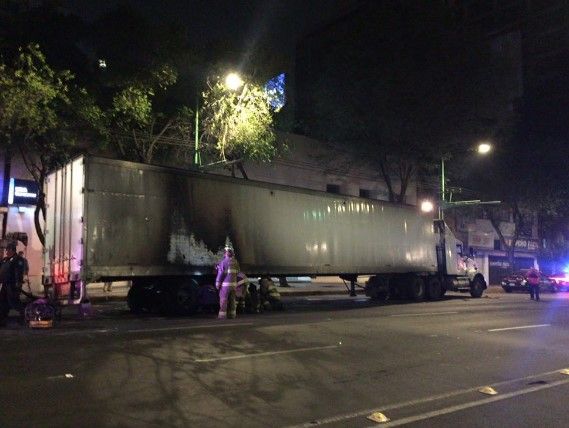 Tráiler atropella y mata a motociclista en Eje Central - trailer-eje-central-GaboOrtega73