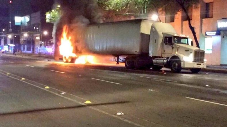 Tráiler atropella y mata a motociclista en Eje Central
