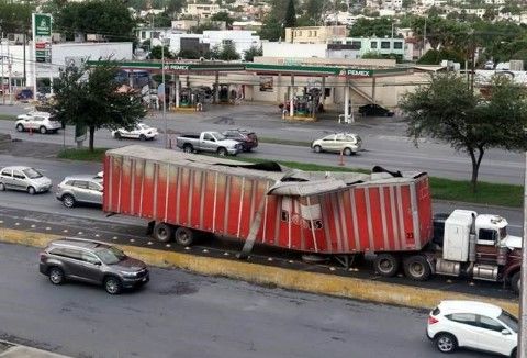 Desnivel vence carga de tráiler al sur de Monterrey