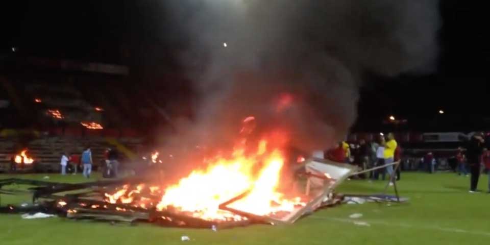 Video: aficionados incendian estadio por descenso de equipo