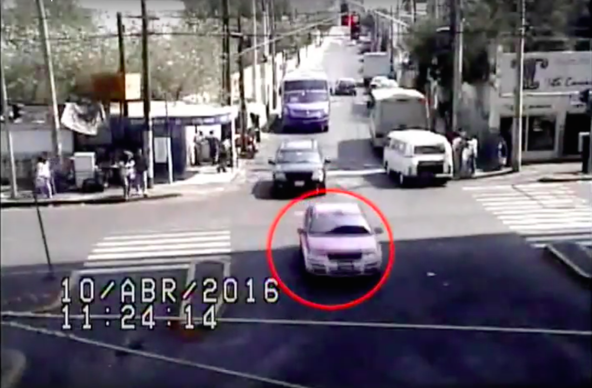 Video: detienen a taxista que robó celular a pasajero