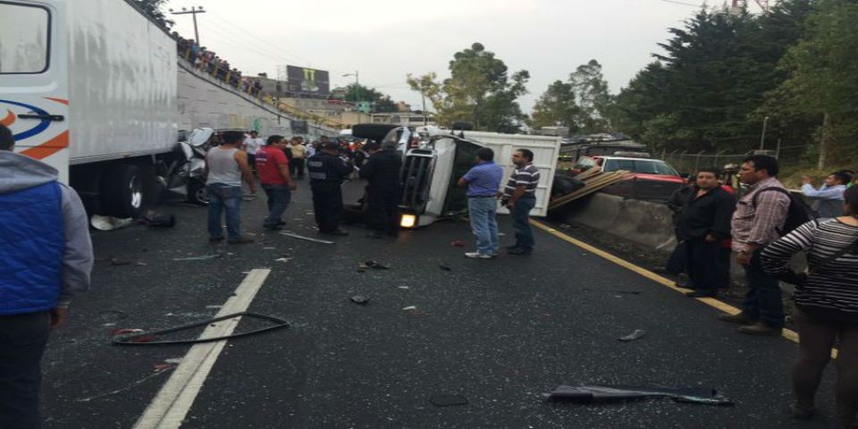Volcadura en la carretera México-Toluca deja tres heridos