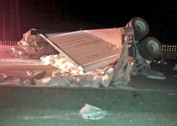 Tráiler vuelca en la Autopista México-Puebla con toneladas de azúcar