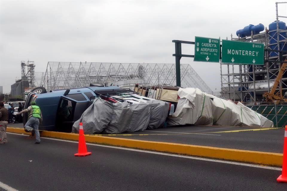 Volcadura salva a secuestrado en Nuevo León - volcadura-monterrey-2