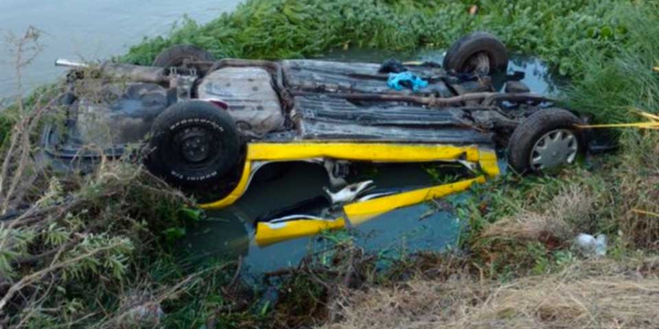 Mueren cinco tras volcadura de taxi en Tlajomulco