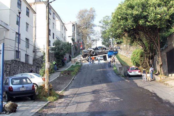 Volcadura de tráiler en Tlalpan provoca caos vial - volcadura-tlalpan-1