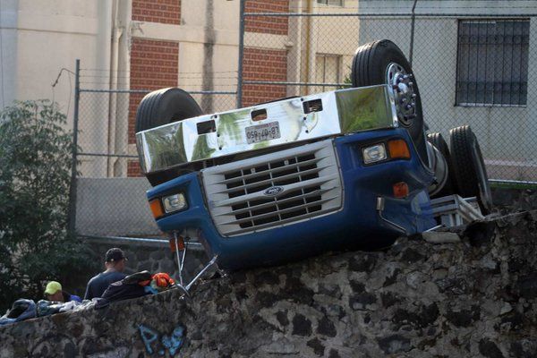 Volcadura de tráiler en Tlalpan provoca caos vial - volcadura-tlalpan-2