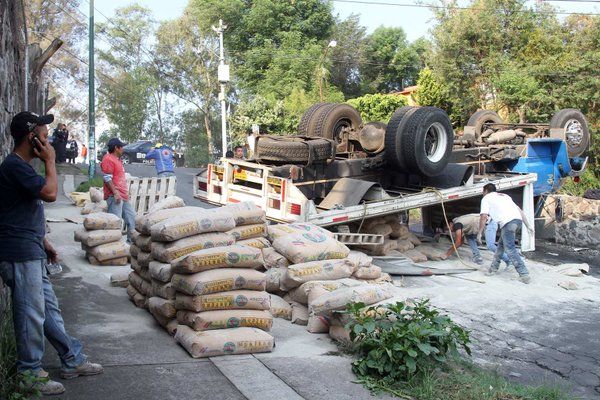 Volcadura de tráiler en Tlalpan provoca caos vial - volcadura-tlalpan-3