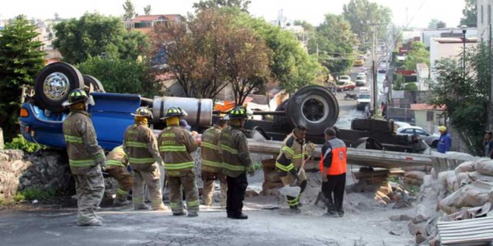 Volcadura de tráiler en Tlalpan provoca caos vial