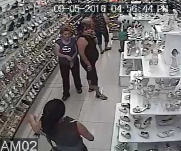 Video: captan a banda de mujeres robando zapatos Video: captan a banda de mujeres robando zapatos