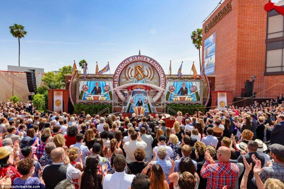 Tom Cruise inaugura su enorme estudio de producción de Cienciología - 02-1