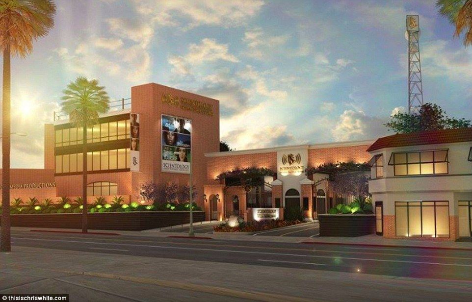 Tom Cruise inaugura su enorme estudio de producción de Cienciología - 04-1