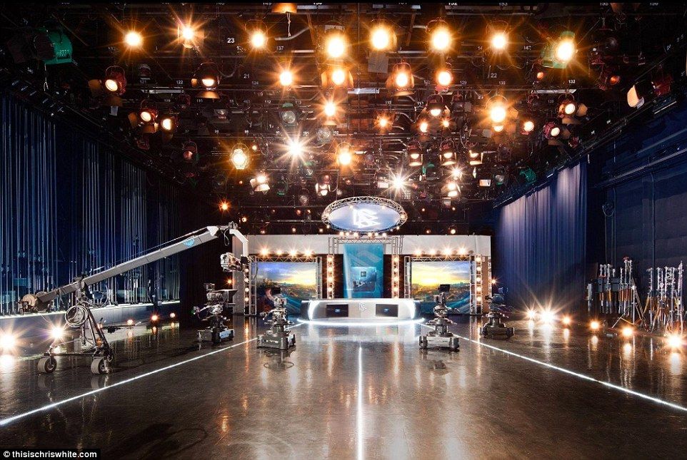 Tom Cruise inaugura su enorme estudio de producción de Cienciología - 05-1