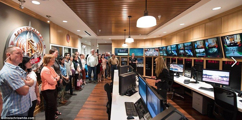 Tom Cruise inaugura su enorme estudio de producción de Cienciología - 08-1