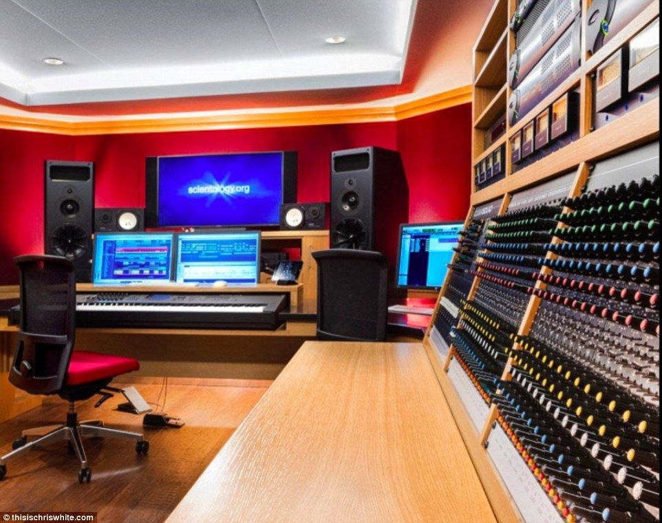 Tom Cruise inaugura su enorme estudio de producción de Cienciología - 093