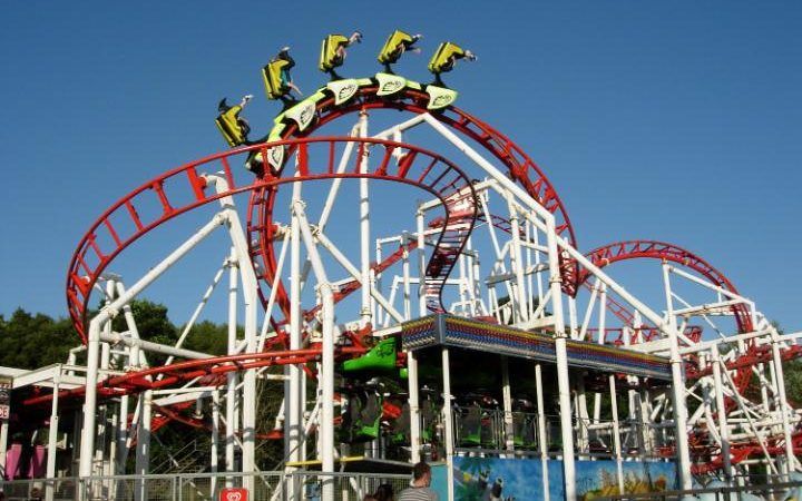 Descarrila vehículo de montaña rusa en Reino Unido, hay 10 heridos