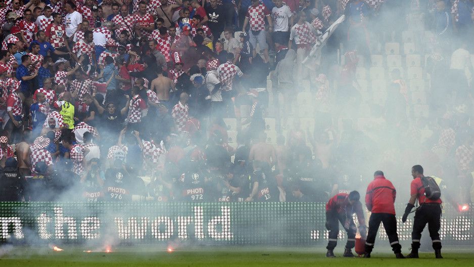 "Espectadores que lanzaron bengalas son terroristas del deporte”: DT de Croacia - 1181781