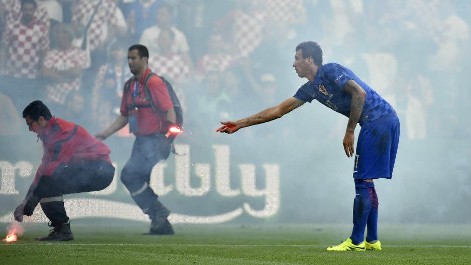 "Espectadores que lanzaron bengalas son terroristas del deporte”: DT de Croacia - 1181783