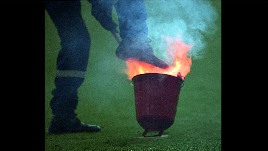 "Espectadores que lanzaron bengalas son terroristas del deporte”: DT de Croacia - 1181784