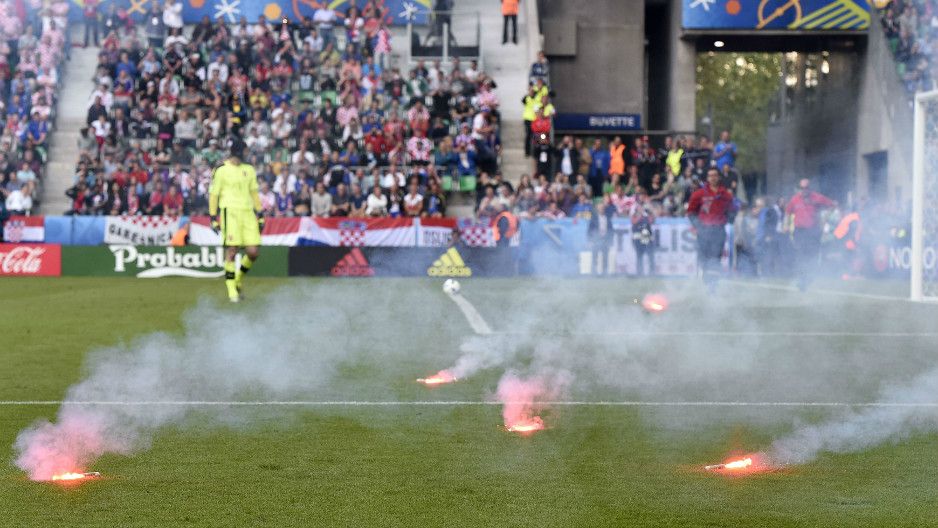 "Espectadores que lanzaron bengalas son terroristas del deporte”: DT de Croacia - 1181785