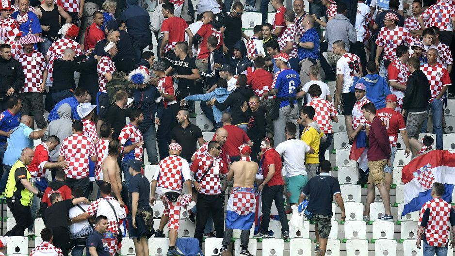 "Espectadores que lanzaron bengalas son terroristas del deporte”: DT de Croacia - 1181786