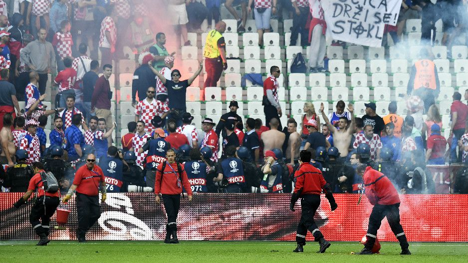 "Espectadores que lanzaron bengalas son terroristas del deporte”: DT de Croacia - 1181787