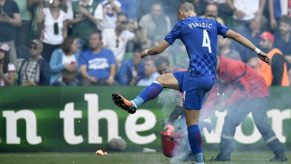 "Espectadores que lanzaron bengalas son terroristas del deporte”: DT de Croacia - 1181788