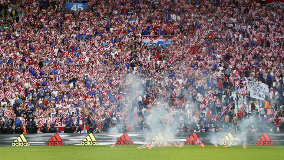 "Espectadores que lanzaron bengalas son terroristas del deporte”: DT de Croacia - 1181837