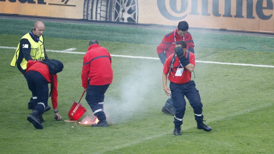 "Espectadores que lanzaron bengalas son terroristas del deporte”: DT de Croacia - 1181838