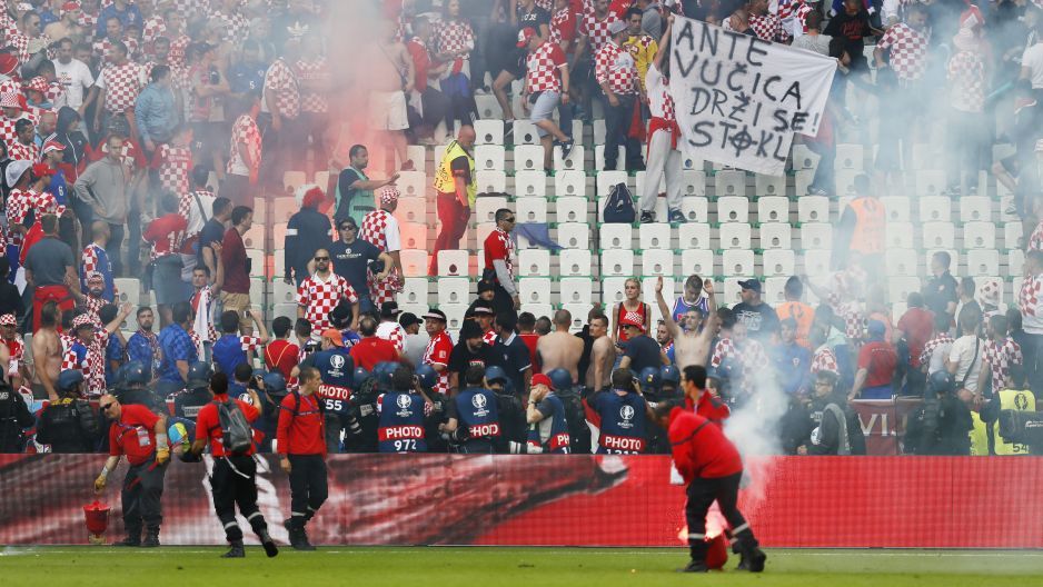 "Espectadores que lanzaron bengalas son terroristas del deporte”: DT de Croacia - 1181839