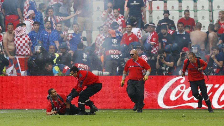 "Espectadores que lanzaron bengalas son terroristas del deporte”: DT de Croacia - 1181840