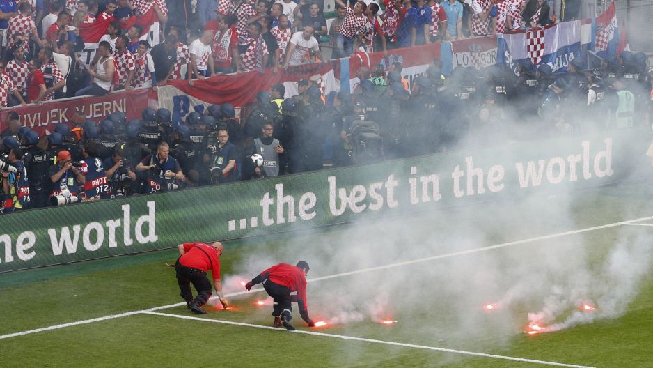 "Espectadores que lanzaron bengalas son terroristas del deporte”: DT de Croacia - 1181841