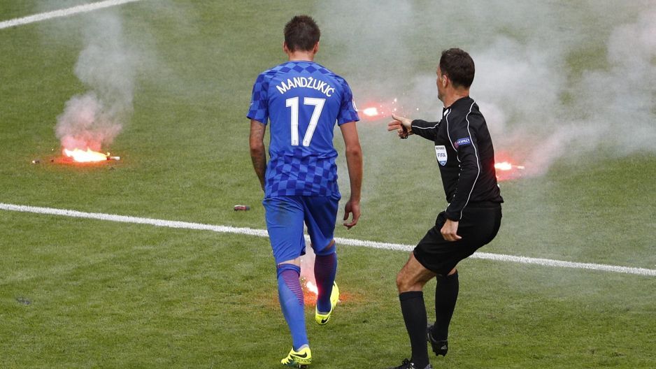 "Espectadores que lanzaron bengalas son terroristas del deporte”: DT de Croacia - 1181844